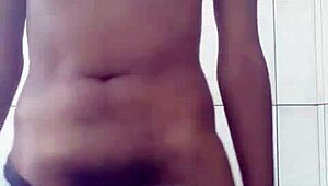 novinho brincando com o pau