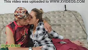 eu ESTAVA PASSANDO PELO CENTRO DE SP E ENCONTREI UMA MULHER NA PRAÇA ELA ESTAVA SENTADA COM AS PERNA ABERTA ESTAVA SEM CALCINHA EU CUMPRIMENTEI ELA E CONVITEI ELA PARA IR NA MINHA CASA