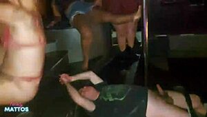 sentada na cara e mamada na rola de todo mundo na casa de swing