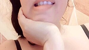 i borraron but lo volvi a subir miralo antes que lo borren de nuevo madrastra bisexual se da una rica metida de dedos y se masturba bien rico cuando se toca casero real amateur