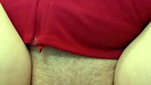 i’m pissing and spreading my pussy wide open for the camera