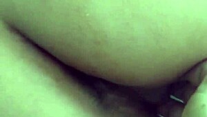 Mientras dormitaba, mi hermano me toca el culo con fuerza 😏