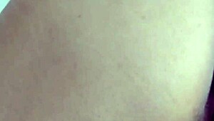 Mientras dormitaba, mi hermano me toca el culo con fuerza 😏