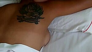 Mientras dormitaba, mi hermano me toca el culo con fuerza 😏