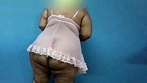 la mamá de mi esposa se puso a bailar en ropa interior y la grabe cuando se dió cuenta se puso a posar incluso se masturbó mi suegra para mi