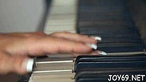 Playgirl Gets Agonizing Orgasms From Solo Dildo Play With Juicy Pussy