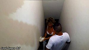 Dei Para Meu Vizinho Na Escada Do Predio