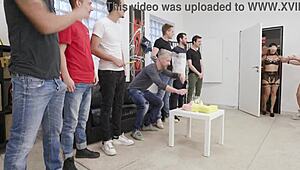 सरप्राइज बर्थडे पार्टी गीली 9on1 लिली वेरोनी एटीएम डीएपी गेप्स तबाह हुई गैंड बटरोस पी पीना कम माउथ में निगलना जीओ2399