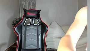 Oiled Camgirl Masturbating Live, What’s Her Secret to Looking So Sexy?