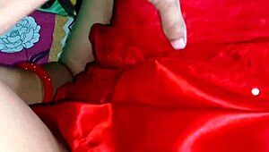 नए विवाहित कपल क्यूट लडकी के सक्शन सेशन का मजा लेते हैं