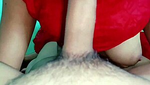 नए विवाहित कपल क्यूट लडकी के सक्शन सेशन का मजा लेते हैं