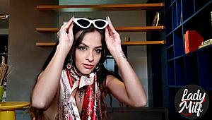 Sua amiga chapada quer se exibir pra você com brinquedos milf tatuada tetas naturais