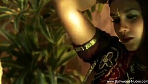 बॉलीवुड डांसिंग हर मूव से कितना उत्तेजित करती?