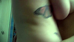 Sandy and Arabelle get off in the bathtub