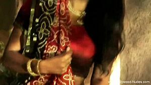 बॉलीवुड डांसिंग हर मूव से कितना उत्तेजित करती?