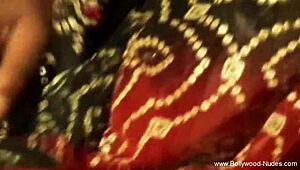 बॉलीवुड डांसिंग हर मूव से कितना उत्तेजित करती?