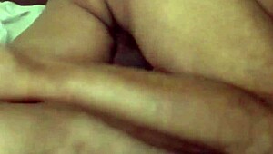 घरेलू लैटिना एनल पैंटी पहने