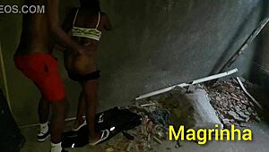 putaria rolando na casa abandonada na favela magrinha entrando na pirocada ate fazer o neg�o pirocudo gozar