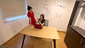 मेरी मेडिकल स्टूडेंट मुझे धोखा देकर ऑफिस में नंगी कर देती है!