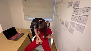 मेरी मेडिकल स्टूडेंट मुझे धोखा देकर ऑफिस में नंगी कर देती है!