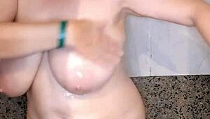 omg, huge natural boobs bouncing in the shower, mariaold naked! 😍