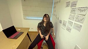 मेरी मेडिकल स्टूडेंट मुझे धोखा देकर ऑफिस में नंगी कर देती है!