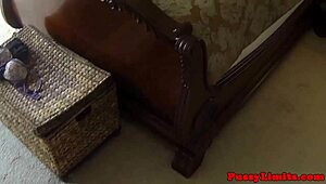 मैं इस एबोनी स्लट को जोर से थ्रोट कर रहा हूं, वह हर बार जब मैं उसे कास्ट करता हूं रफ प्ले तरसती है