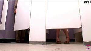 वाओ! ब्लॉन्ड बीडीएसएम मेन्शन में ग्लोरीहोल लंड चूसती है!