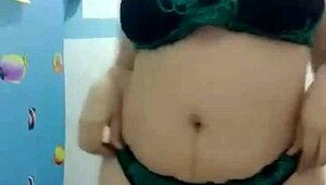 Novinha vagabunda se exibindo no banheiro parte 1