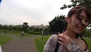 जापानी एनीमे बेब लूना कार में बाहर टॉयज से मुठ मारती