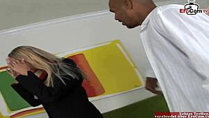 अरे, यह ब्लॉन्ड बिजनेस वुमन बड़े टिट्स के साथ इंटररेसल बेंगिंग क्यों चाहती है?