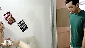 mi vecina latina cachonda siempre busca una excusa para lamer su coño y follarme con creampie