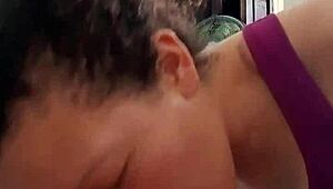 esta aprendiendo a chupar mi verga grande