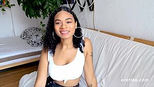 Beautiful Jasmine works her wet hole with the vibrator! 😍