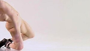 Svetik Samozvetik Shows Hot Gymnastics Moves