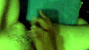 mi amiga se masturba deliciosamente en esta escena amateur