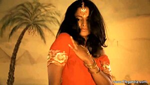 भारतीय मिल्फ सेक्सुअल एक्सोटिक डांस सोलो परफॉर्म करती है