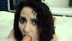 Novinha Magrinha E Peludinha Enfiando Consolo Até Gozar Na Hidro Do Motel