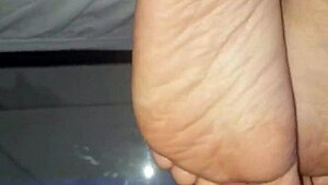 i cum on her feet with a footjob, oh yeah