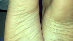 i cum on her feet with a footjob, oh yeah