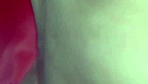 invito a mi madrastra a montar en mi nueva moto para tocarle el culo