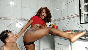 Hey, the latina gave her pussy and ass to the big cock in the kitchen! 😏