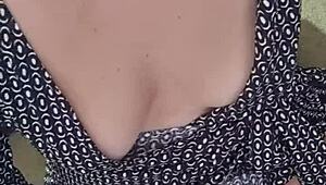 Milf's masturbating with dildo on video call, feet bare and dirty talking! 😉