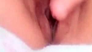 Damn, Chinese babe's solo play is wild! Watch now!