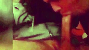 la chica sabe como mamar una verga grande, chupando ese monster cock con mano y boca hasta que explota en cum