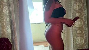 A esta morenaza le encanta jugar con una polla grande y dura 😏