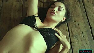 Colombian milf babe calypso muse undresses seductively