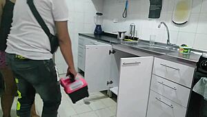 me siento muy sola quiero que me chupen el co�o no importa quien sea voy a seducir al plomero para que me folle