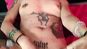 el dildo makes her squirt and orgasm with oral toys 😈