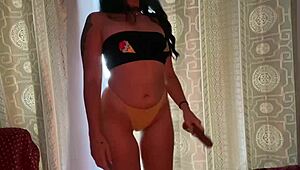 A esta morenaza le encanta jugar con una polla grande y dura 😏